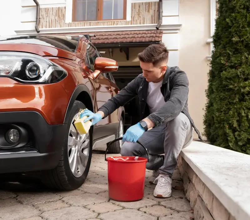 Lavage auto à domicile Mittelwihr : professionnel intervenant sur un véhicule